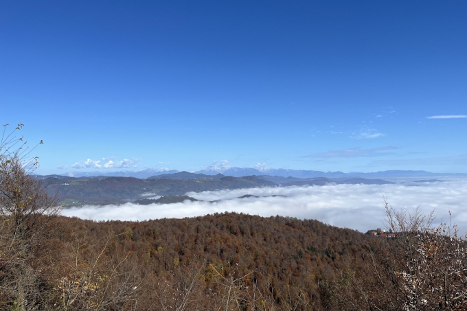 Megla v dolinah in jasen pogled na gore.